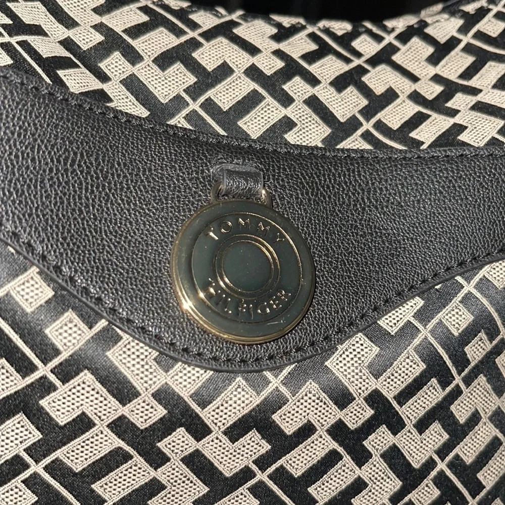 Tommy Hilfiger Logo Black Leather Bag w/deep front outer pocket